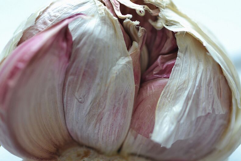 Membersihkan tubuh dari racun dan parasit menggunakan bawang putih