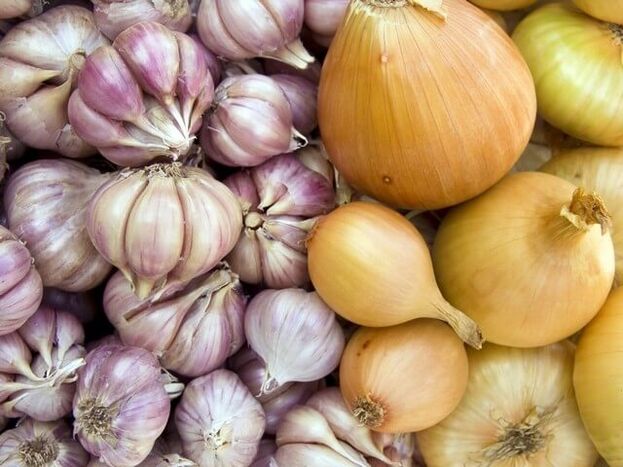 Bawang merah dan bawang putih segar untuk menghilangkan cacingan