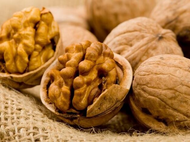 Kacang kenari digunakan untuk mengobati penyakit kecacingan di rumah.
